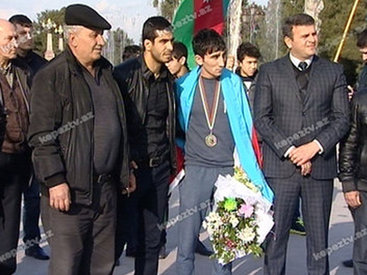 Qızılı almaq üçün iki ermənini əzişdirdi