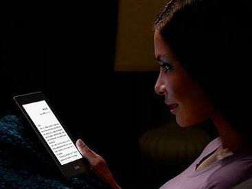 Amazon "научила" читалку Kindle Paperwhite светиться в темноте
