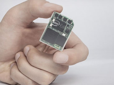 Intel представила компьютер размером с SD-карту