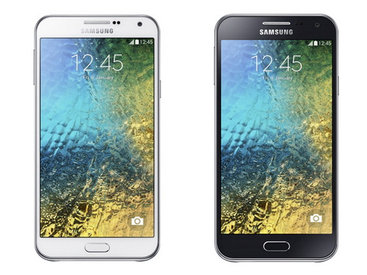 Samsung показала два новых смартфона для "селфи" - ФОТО