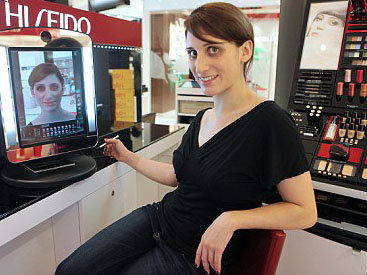 Японцы изобрели "волшебное зеркальце" для женщин – ФОТО