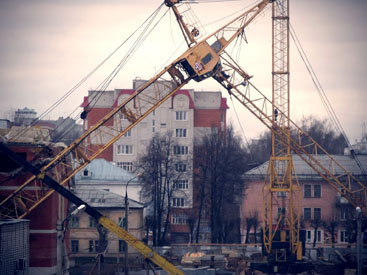 Башенный кран рухнул на строящийся дом под Петербургом