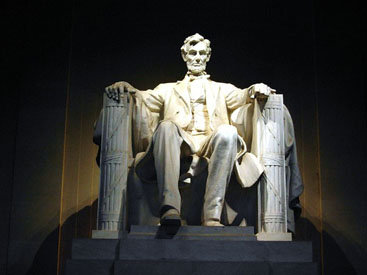 Почему Линкольна… закатали в бетон