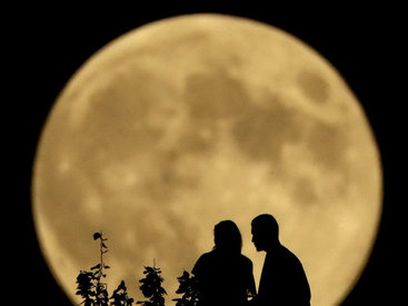 Земляне увидели самое яркое и красивое суперлуние 2014 года - ОБНОВЛЕНО - ФОТО