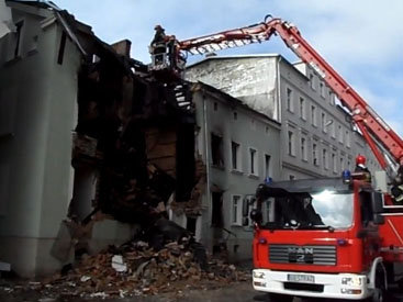 Пьяный автомобилист врезался в 4-этажный дом, полностью разрушив его - ФОТО