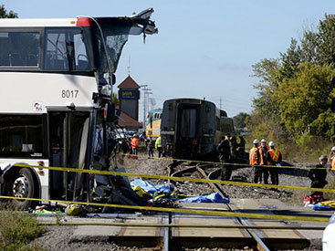 В Канаде двухэтажный автобус протаранил пассажирский поезд - ОБНОВЛЕНО - ФОТО - ВИДЕО