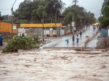 Наводнения в Чили: тысячи людей без света и воды - ФОТО