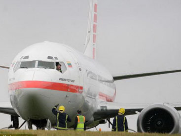 В аэропорту США у самолета загорелся двигатель