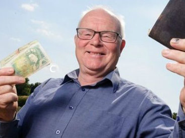 Мужчине вернули потерянный 30 лет назад бумажник