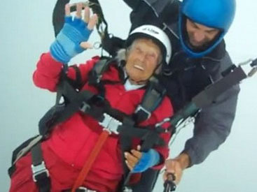 104-летняя британка сменила инвалидную коляску на параплан - ВИДЕО