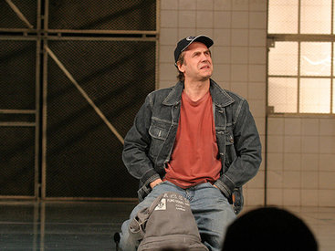 Известного российского актера бросила молодая жена