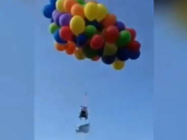Канадец поднялся в небо на 150 воздушных шариках - ВИДЕО
