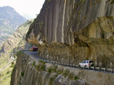 В Индии автобус упал в 150-метровое ущелье, 22 жертвы