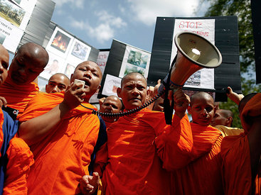 В Шри-Ланке монахи вышли на акцию протеста со слонами