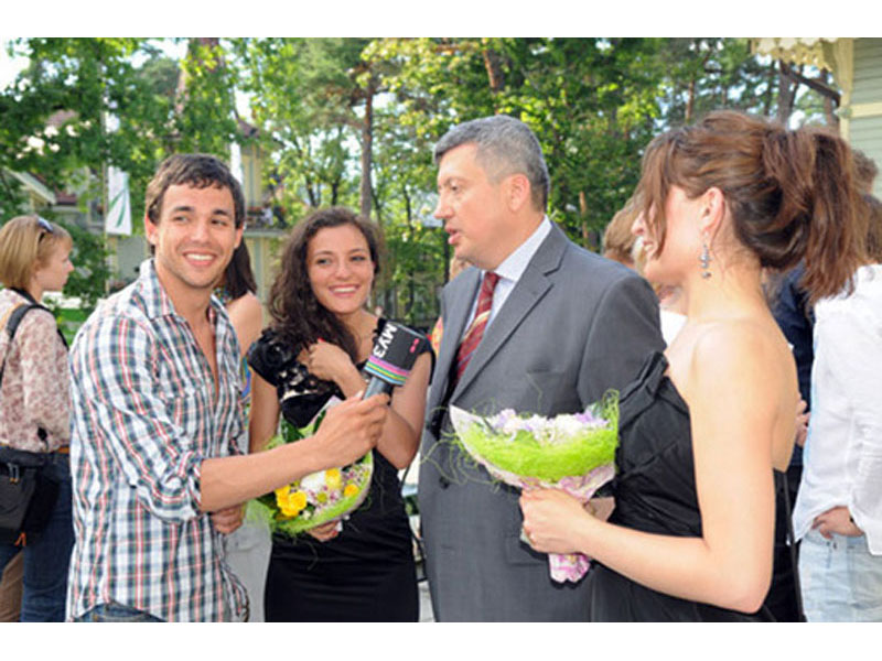 Азербайджанская группа "Milk&Kisses" приняла участие в церемонии создания скульптурной плиты "Новая Волна 2010" в Латвии - ФОТО