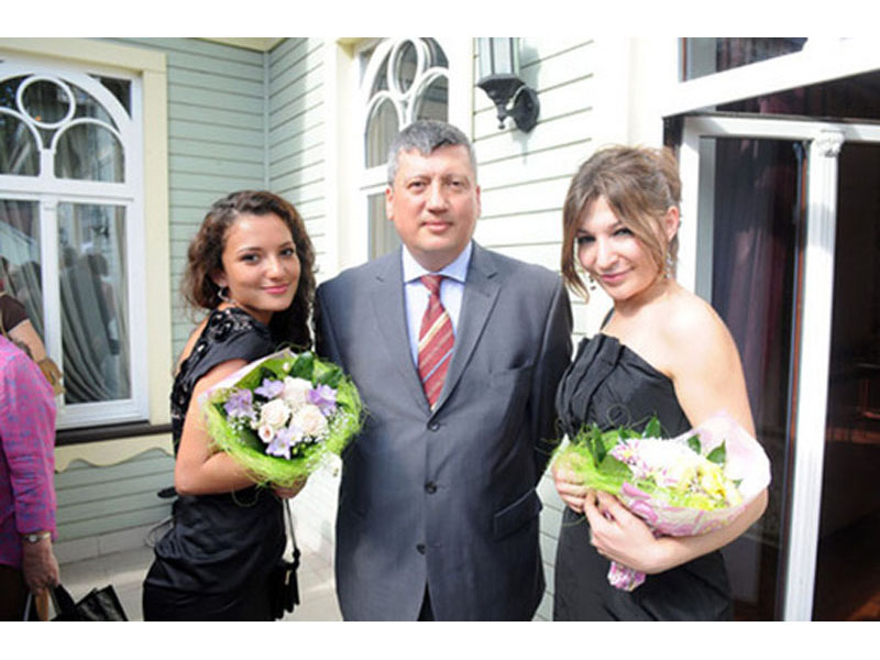 Азербайджанская группа "Milk&Kisses" приняла участие в церемонии создания скульптурной плиты "Новая Волна 2010" в Латвии - ФОТО