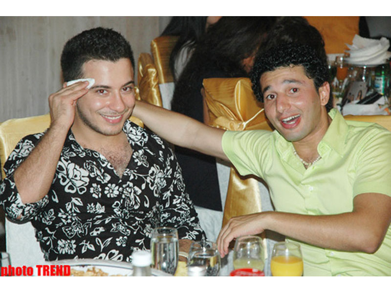 Что делал популярный азербайджанский певец с дольками апельсина? - ФОТО