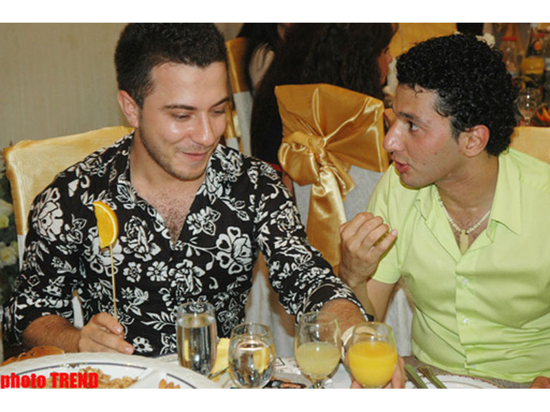 Что делал популярный азербайджанский певец с дольками апельсина? - ФОТО