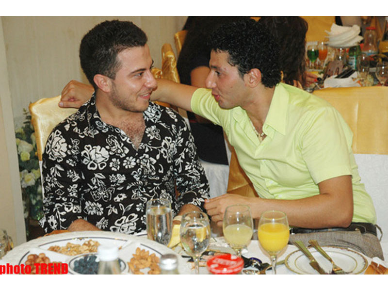 Что делал популярный азербайджанский певец с дольками апельсина? - ФОТО