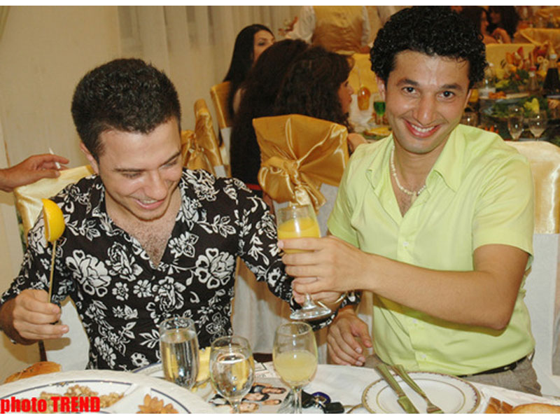 Что делал популярный азербайджанский певец с дольками апельсина? - ФОТО