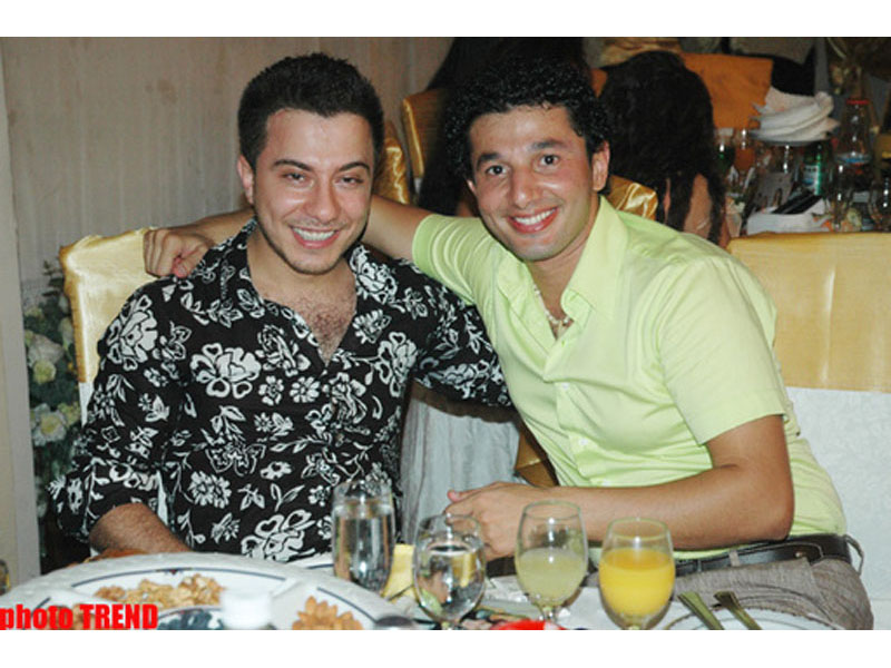 Что делал популярный азербайджанский певец с дольками апельсина? - ФОТО