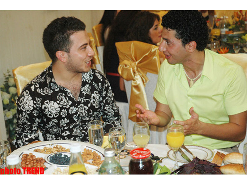 Что делал популярный азербайджанский певец с дольками апельсина? - ФОТО