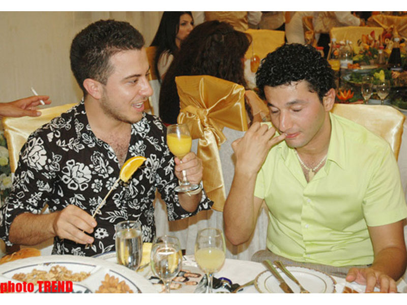 Что делал популярный азербайджанский певец с дольками апельсина? - ФОТО