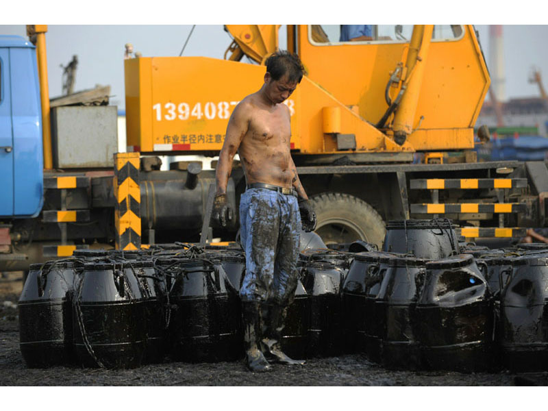 Борьба с утечкой нефти в Китае после мощного взрыва - ФОТОСЕССИЯ