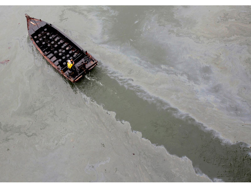 Борьба с утечкой нефти в Китае после мощного взрыва - ФОТОСЕССИЯ