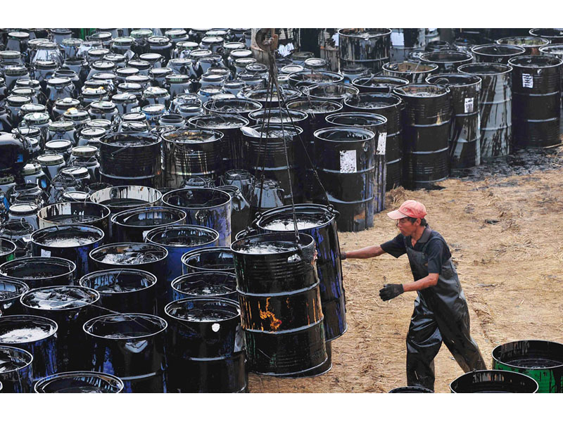 Борьба с утечкой нефти в Китае после мощного взрыва - ФОТОСЕССИЯ