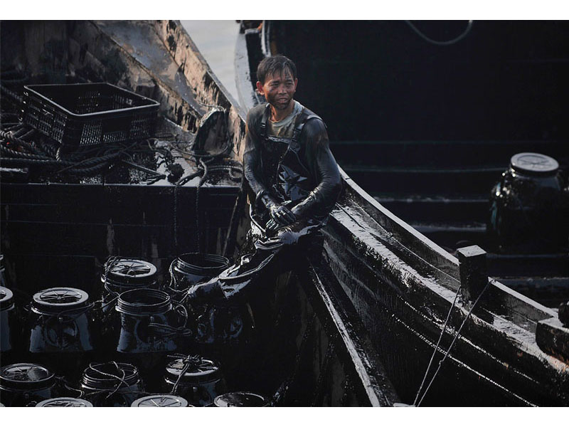 Борьба с утечкой нефти в Китае после мощного взрыва - ФОТОСЕССИЯ