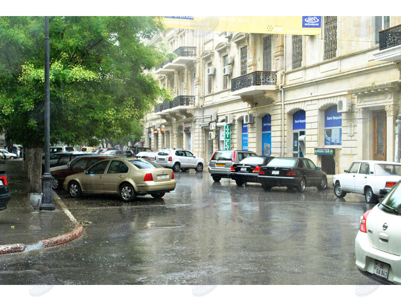 Летний дождь в Баку: глоток прохлады после изнурительной жары - ФОТОСЕССИЯ