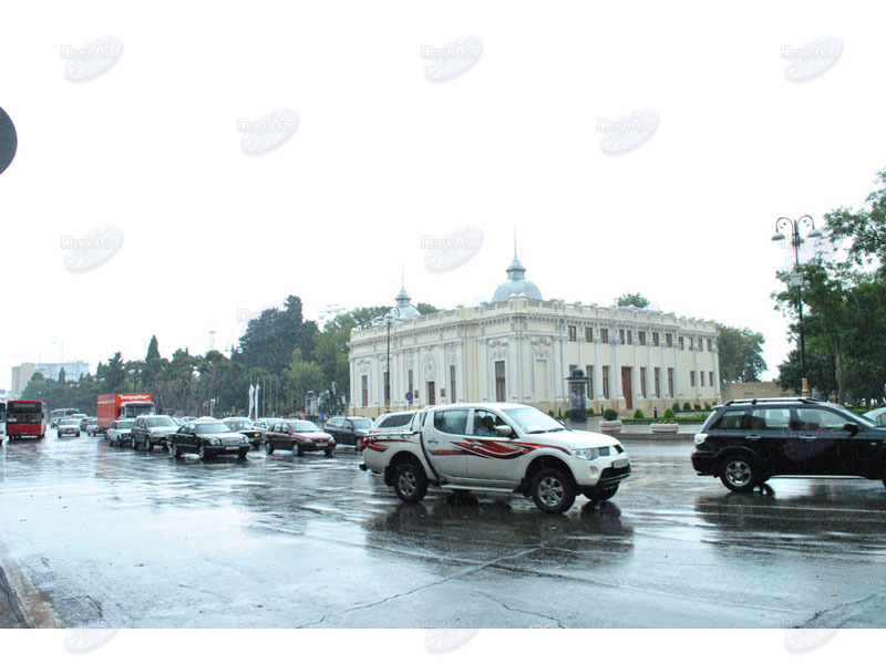 Летний дождь в Баку: глоток прохлады после изнурительной жары - ФОТОСЕССИЯ