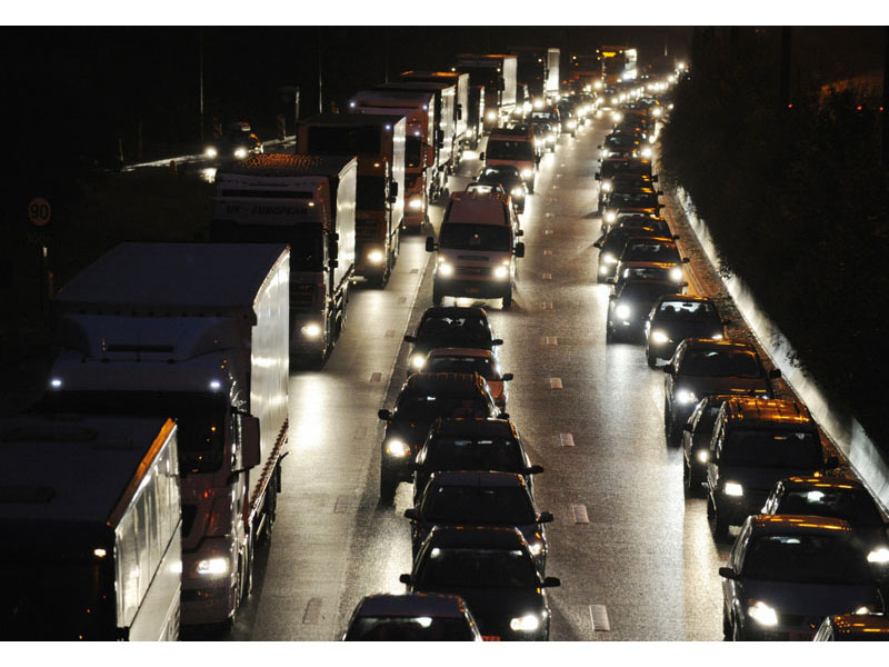 Выхода нет: часы ожидания в крупнейших дорожных пробках в разных уголках земного шара - ФОТОСЕССИЯ