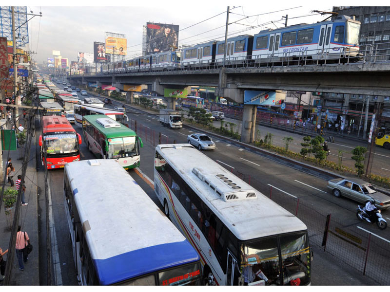 Выхода нет: часы ожидания в крупнейших дорожных пробках в разных уголках земного шара - ФОТОСЕССИЯ