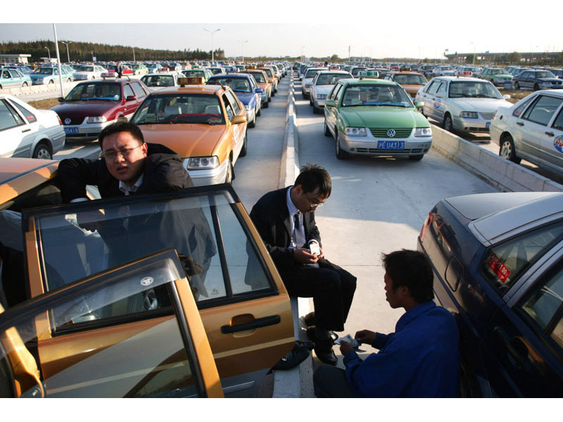 Выхода нет: часы ожидания в крупнейших дорожных пробках в разных уголках земного шара - ФОТОСЕССИЯ
