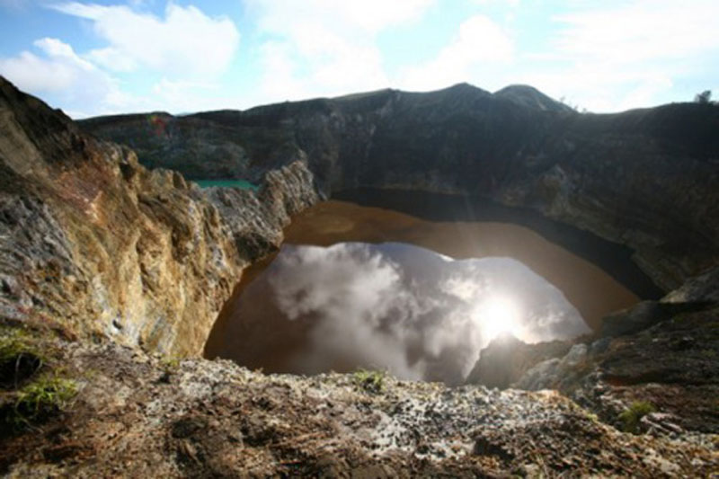 Чудеса природы: цветные озера мира - ФОТО