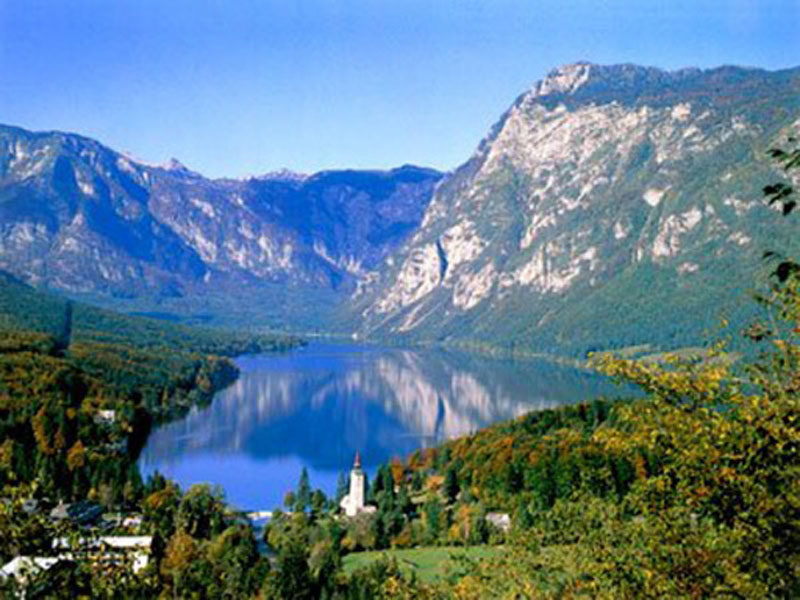 Чудеса природы: цветные озера мира - ФОТО