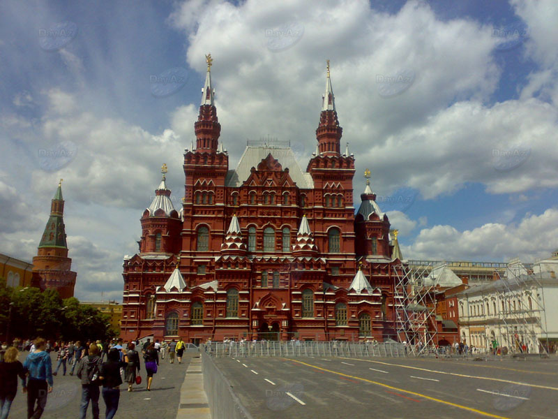 Московские зарисовки: алые штрихи на зеленом холсте - ФОТОСЕССИЯ
