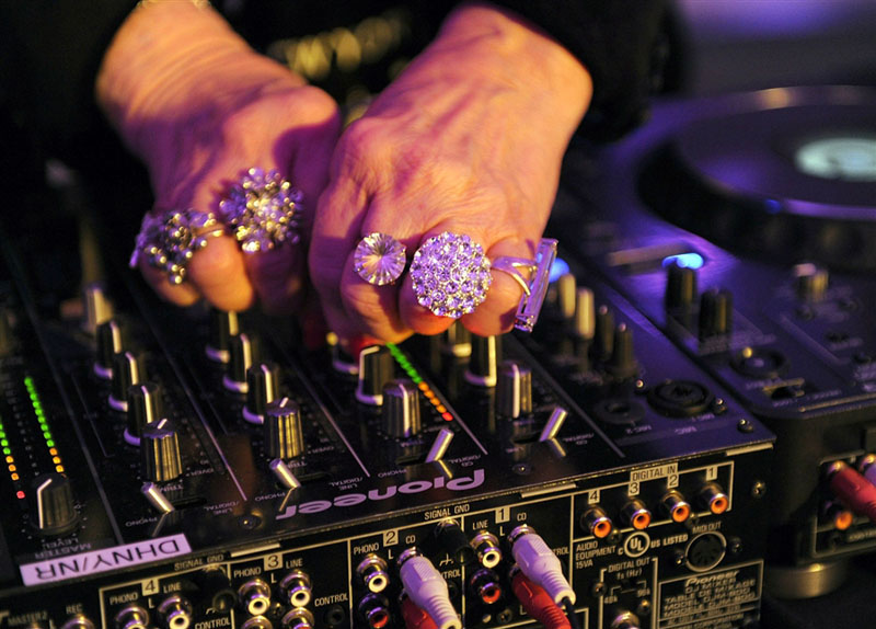 DJ Mamy Rock: Бабушка-диджей зажигает танцпол - ФОТО - ВИДЕО