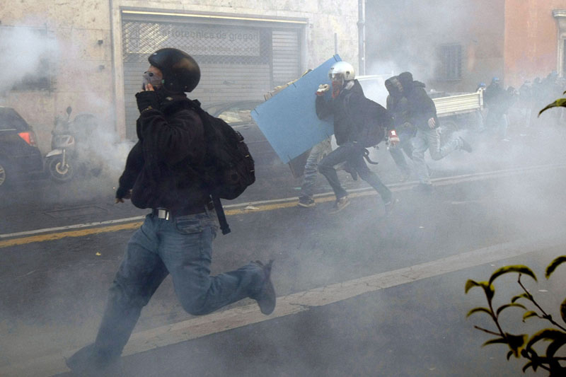 Антиправительственные беспорядки и погромы в Италии - ФОТОСЕССИЯ