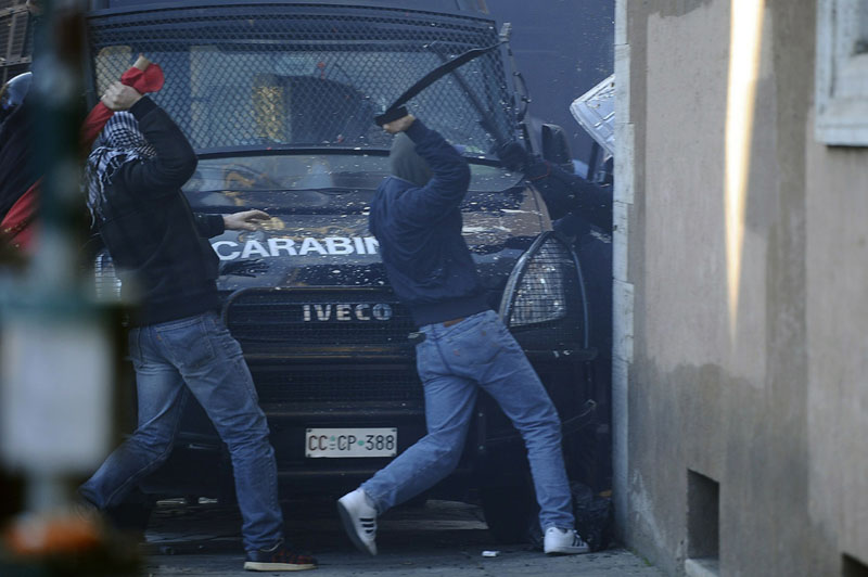 Антиправительственные беспорядки и погромы в Италии - ФОТОСЕССИЯ
