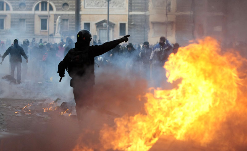 Антиправительственные беспорядки и погромы в Италии - ФОТОСЕССИЯ