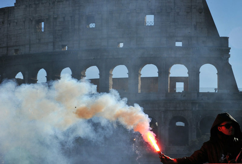 Антиправительственные беспорядки и погромы в Италии - ФОТОСЕССИЯ