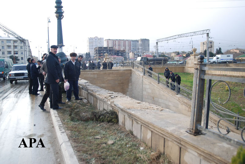 В Баку грузовой трейлер опрокинулся с моста на проезжие машины - ОБНОВЛЕНО - ФОТО