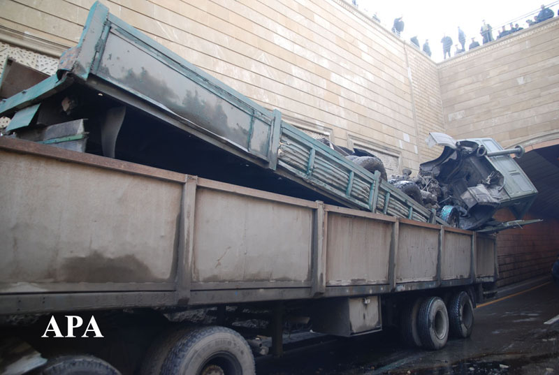 В Баку грузовой трейлер опрокинулся с моста на проезжие машины - ОБНОВЛЕНО - ФОТО