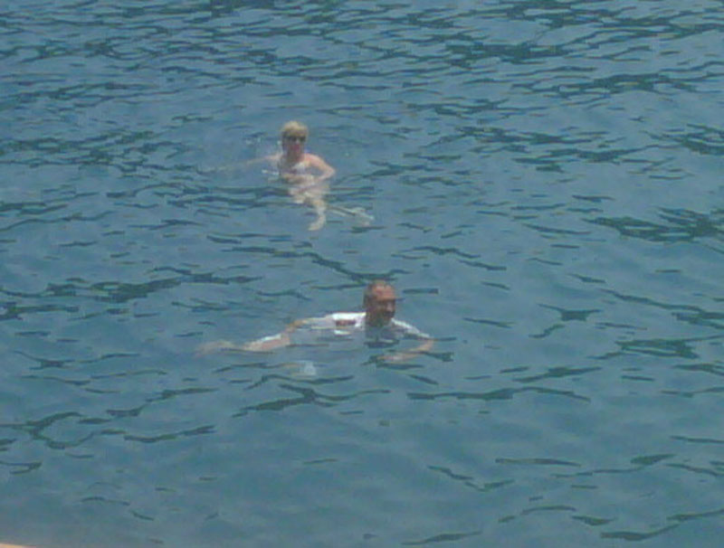 Капитан корабля, бросив штурвал, покинул корабль - ФОТО