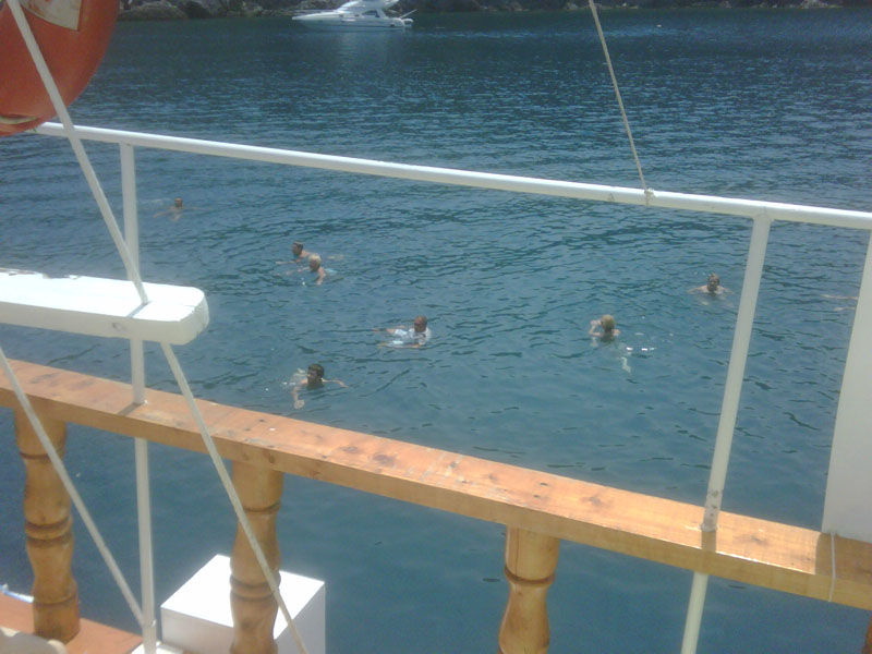 Капитан корабля, бросив штурвал, покинул корабль - ФОТО