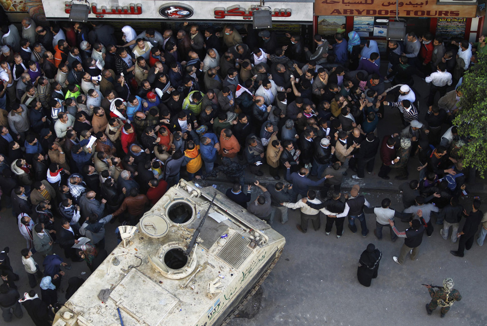 Египетские военные начали задерживать манифестантов - ОБНОВЛЕНО - ВИДЕО - ФОТО