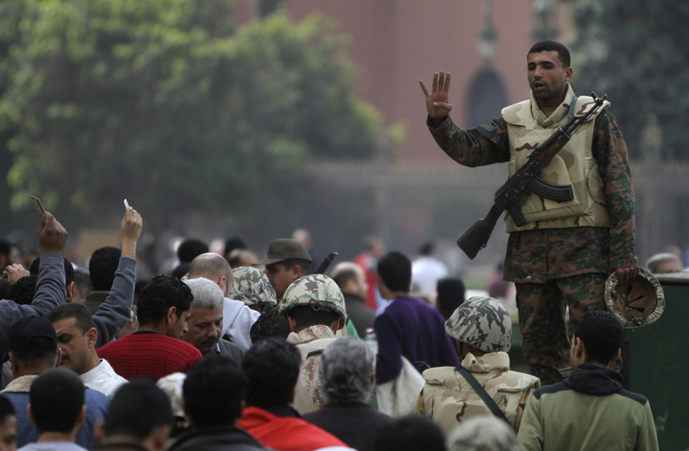 Египетские военные начали задерживать манифестантов - ОБНОВЛЕНО - ВИДЕО - ФОТО